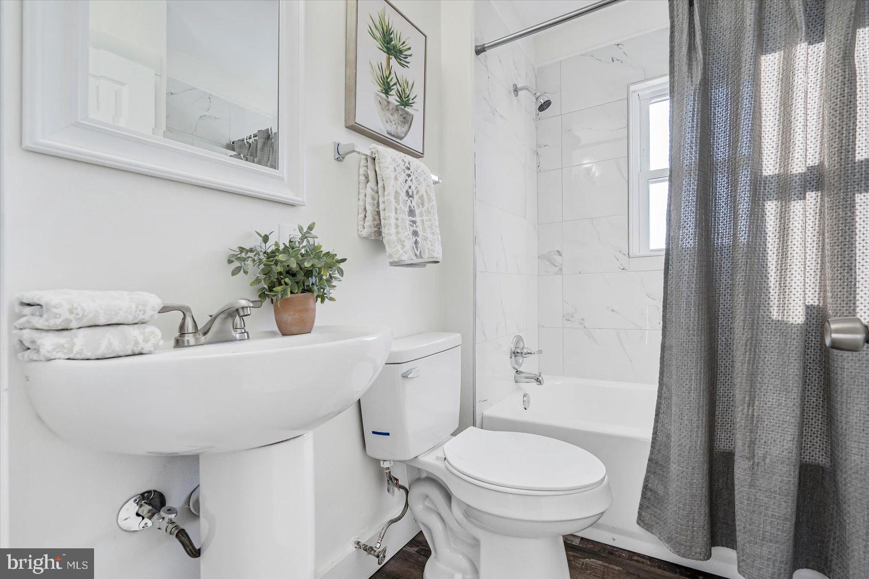 3925 Chesterfield Avenue Baltimore, MD 21213 - Photo 20 of 35 a bathroom with a sink toilet and shower