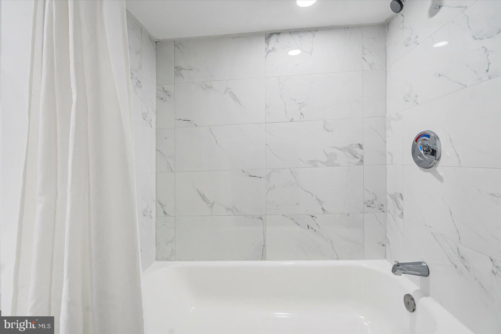 3925 Chesterfield Avenue Baltimore, MD 21213 - Photo 30 of 35 a bathroom with a bathtub