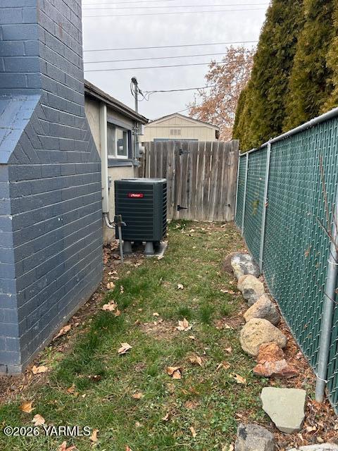 208 South 47th Avenue Yakima, WA 98908 - Photo 20 of 22 a backyard of a house with table and chairs