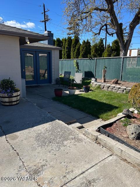 208 South 47th Avenue Yakima, WA 98908 - Photo 2 of 22 a view of a porch with furniture and garden