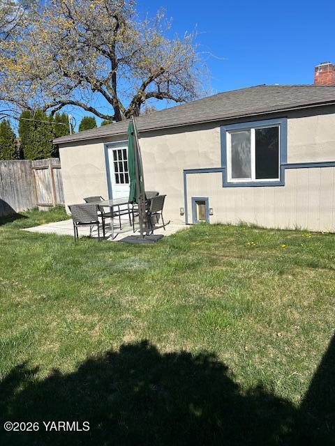 208 South 47th Avenue Yakima, WA 98908 - Photo 21 of 22 a view of a house with backyard and sitting area