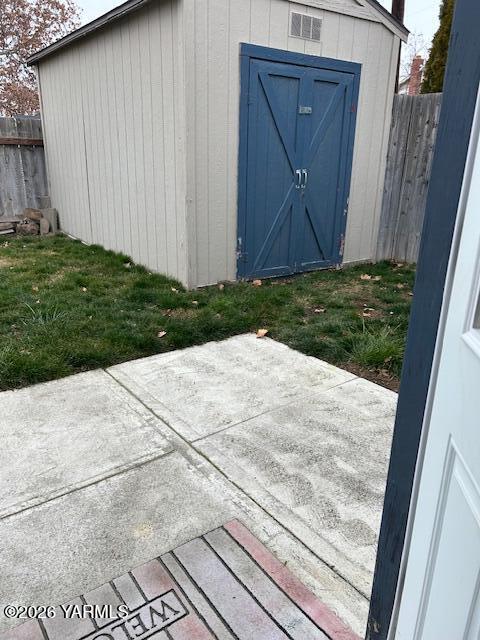 208 South 47th Avenue Yakima, WA 98908 - Photo 22 of 22 a view of backyard with potted plants