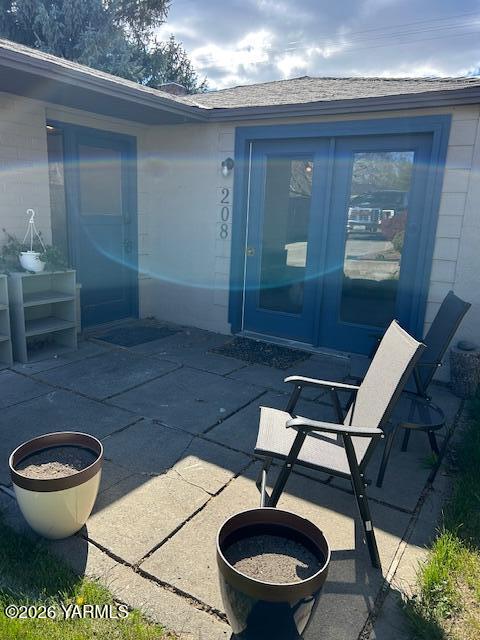 208 South 47th Avenue Yakima, WA 98908 - Photo 3 of 22 a bathroom with a toilet and a mirror