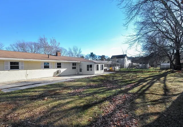 a view of a house with a yard