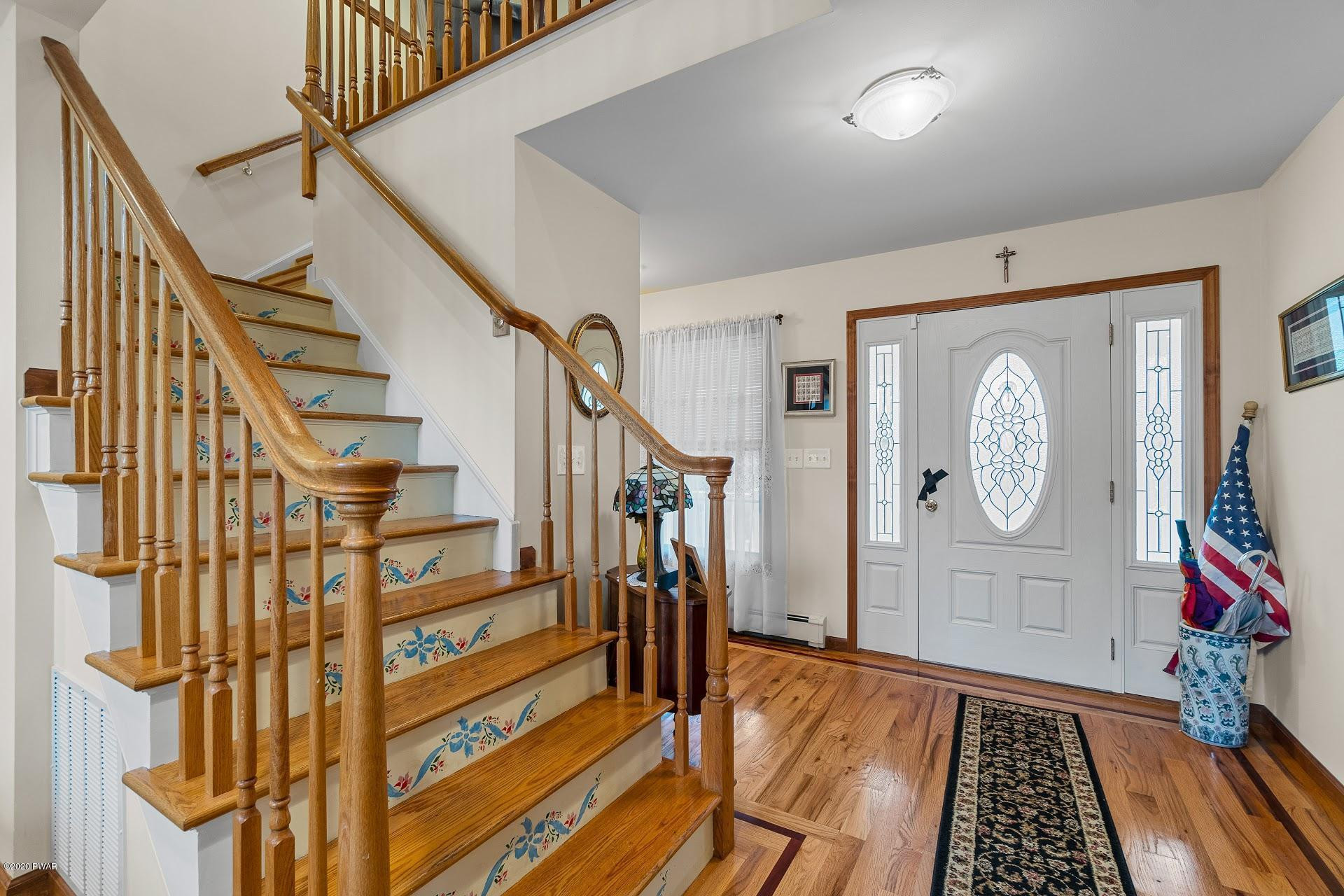 800 Raymondskill Road Milford, PA 18337 - Photo 10 of 48 Foyer Entrance