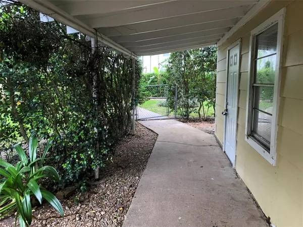 $950 | 208 1/2 Ave A, El Campo, TX 77437