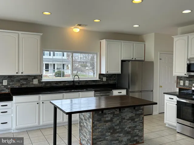 a view of empty room with a ceiling fan