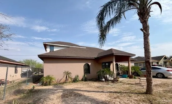 a view of a house with backyard
