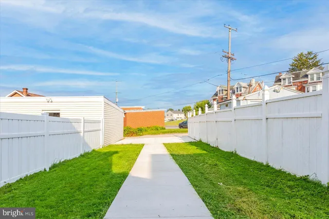 a view of a back yard
