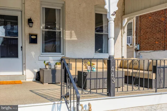 a view of entryway of a house