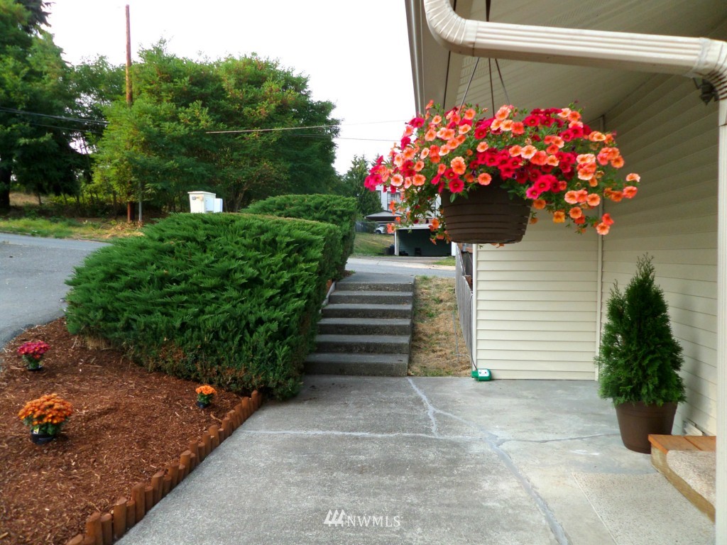 1121 Magnuson Way Bremerton, WA 98310 - Photo 3 of 14 Gallery Image 3
