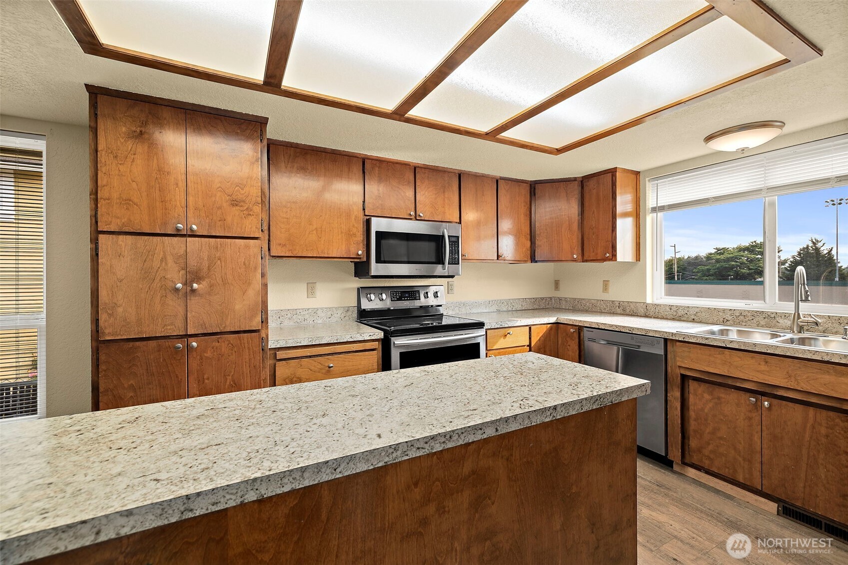 2516 Rockefeller Avenue, Unit A B Everett, WA 98201 - Photo 8 of 37
