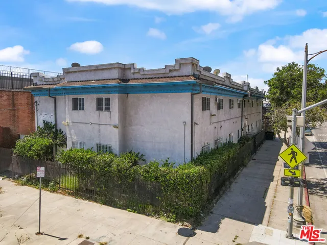 a view of a back yard of the house