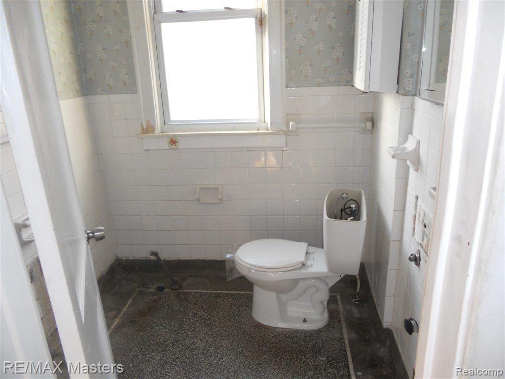 5617 Springwells Street Detroit, MI 48210 - Photo 6 of 7 spring main bath.JPG