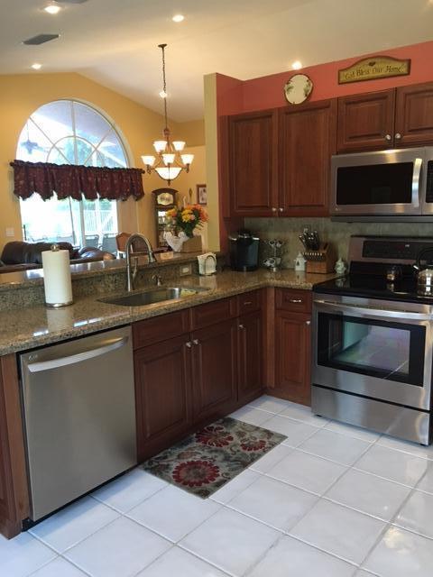 10880 Crescendo Circle Boca Raton, FL 33498 - Photo 7 of 19 Kitchen bar