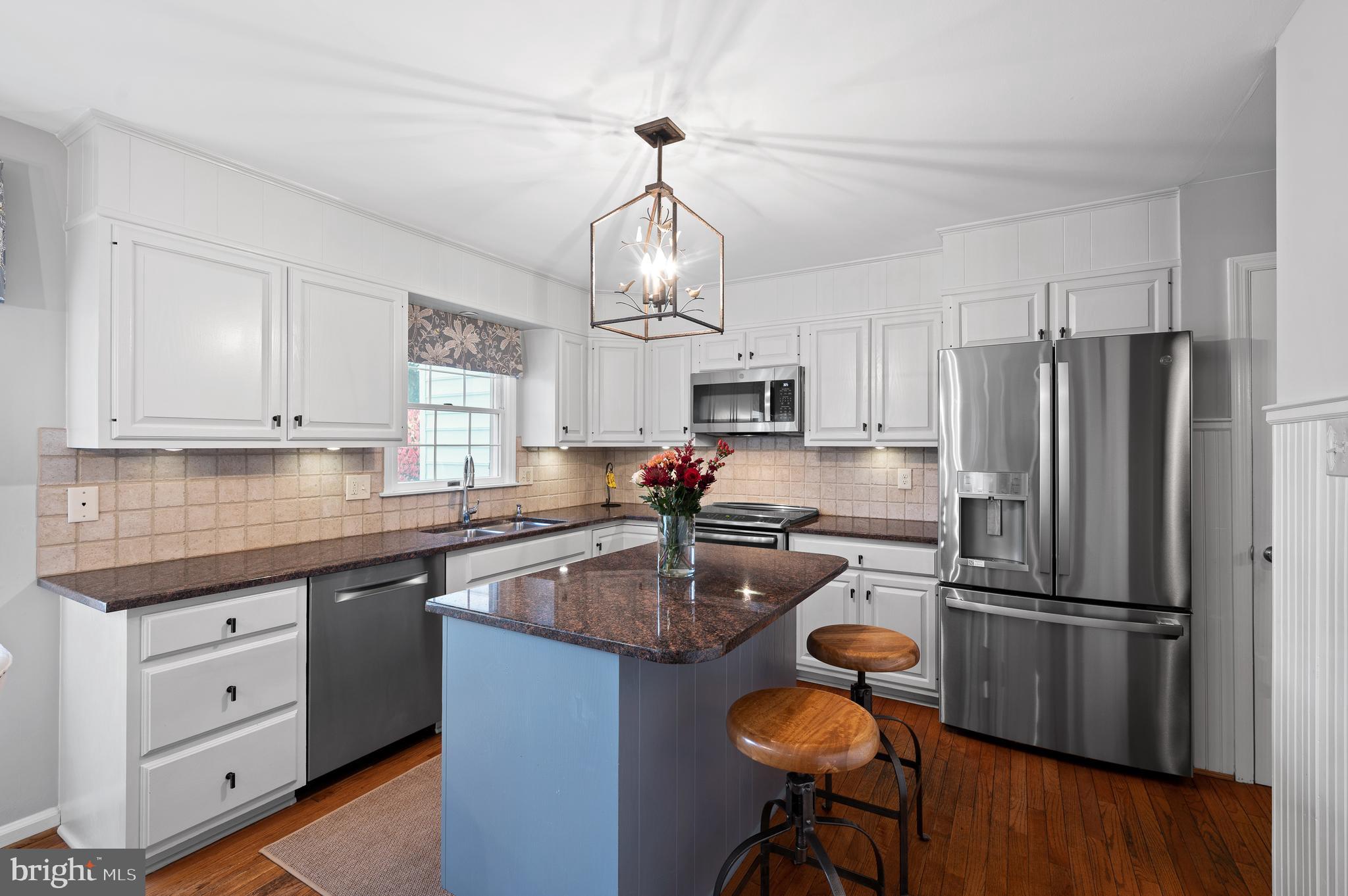 6 Willow Pond Road Malvern, PA 19355 - Photo 5 of 36 Center Island, Wood Cabinetry & Hardwood Flooring