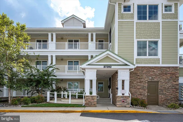 a view of a livingroom with furniture and entryway