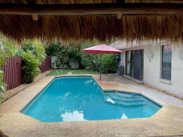 a view of a backyard