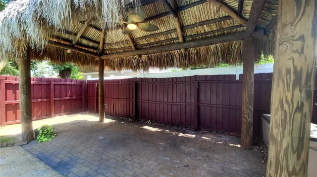 a view of a backyard