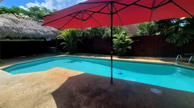 a view of a backyard