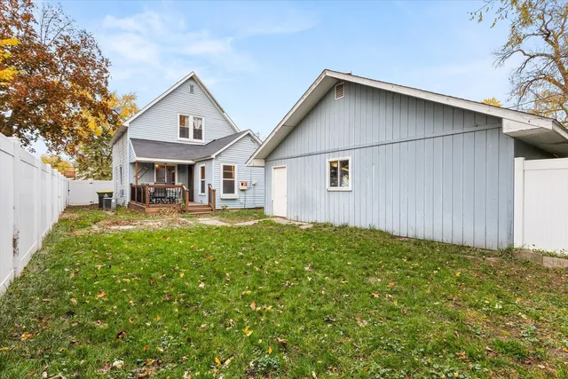 a view of a yard in front of house