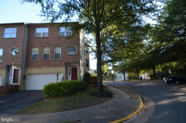 $3,900 | 2946 Saxon Flowers Drive, Fairfax, VA 22031