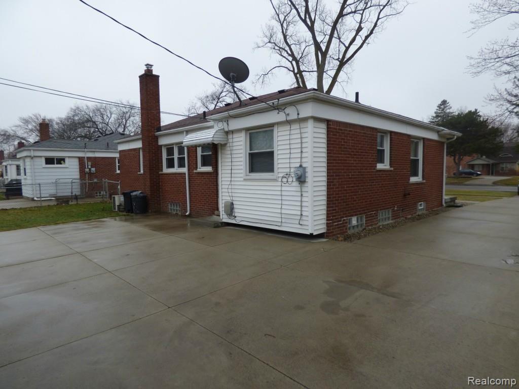9818 Farmington Road Livonia, MI 48150 - Photo 34 of 34 P1080253.jpg