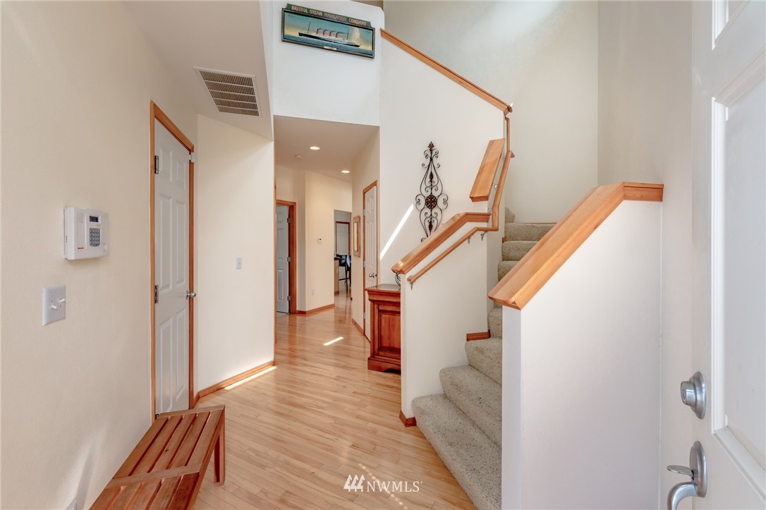 6210 Northeast 4th Court Renton, WA 98059 - Photo 3 of 25 Gallery Image 3