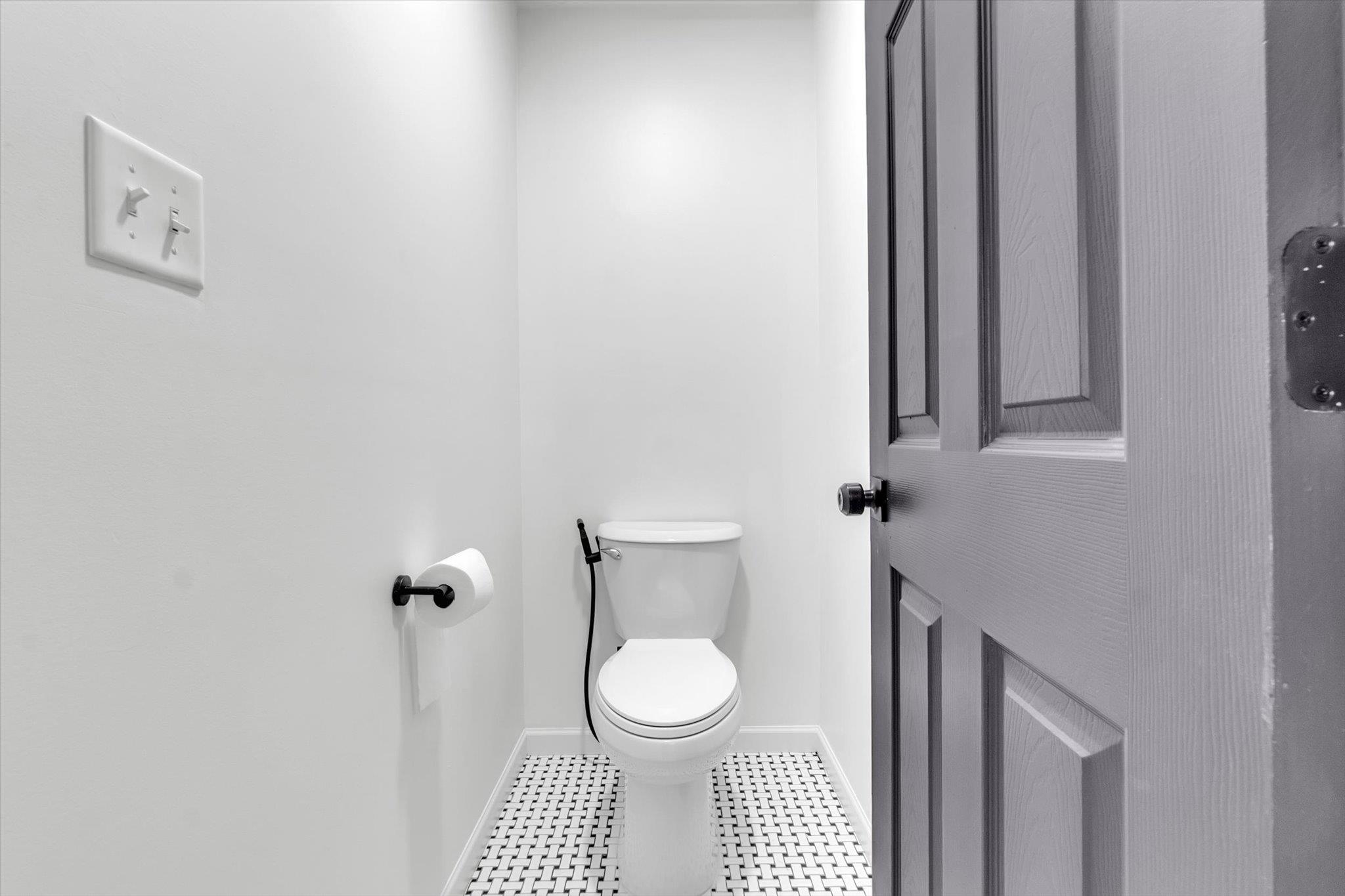 574 Lipford Street Memphis, TN 38112 - Photo 24 of 26 a bathroom with a toilet