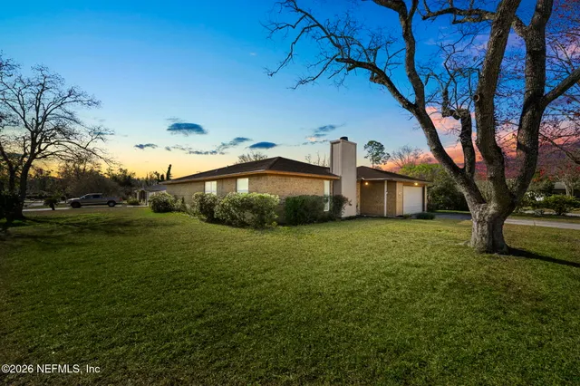 a view of a house with a yard