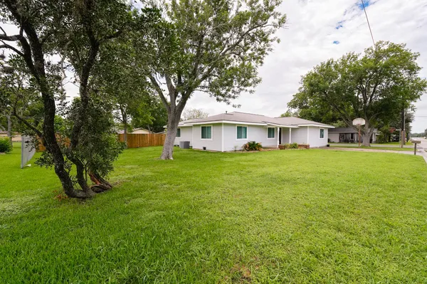 $295,000 | 214 South Street, Schulenburg, TX 78956
