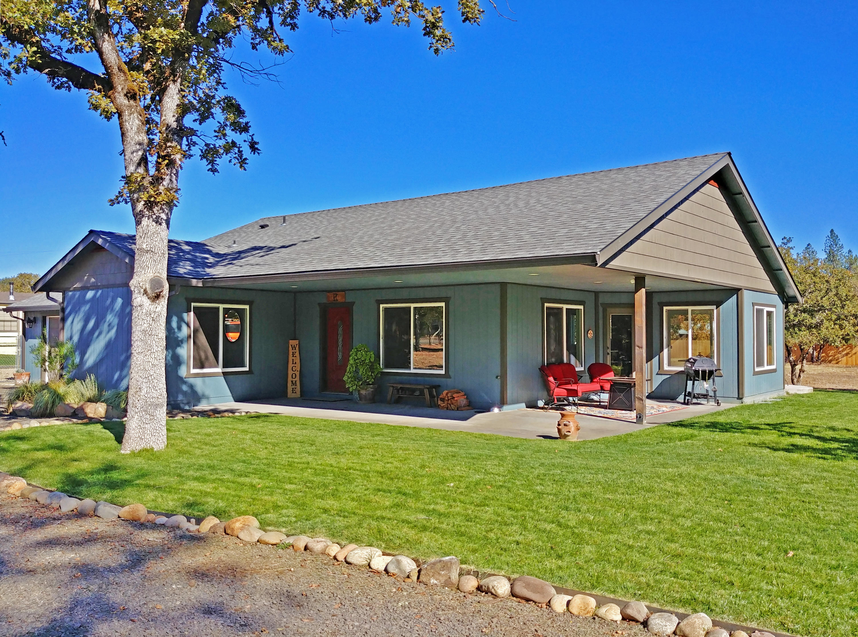 185 Drake Road Shady Cove, OR 97539 - Photo 2 of 30 Front right