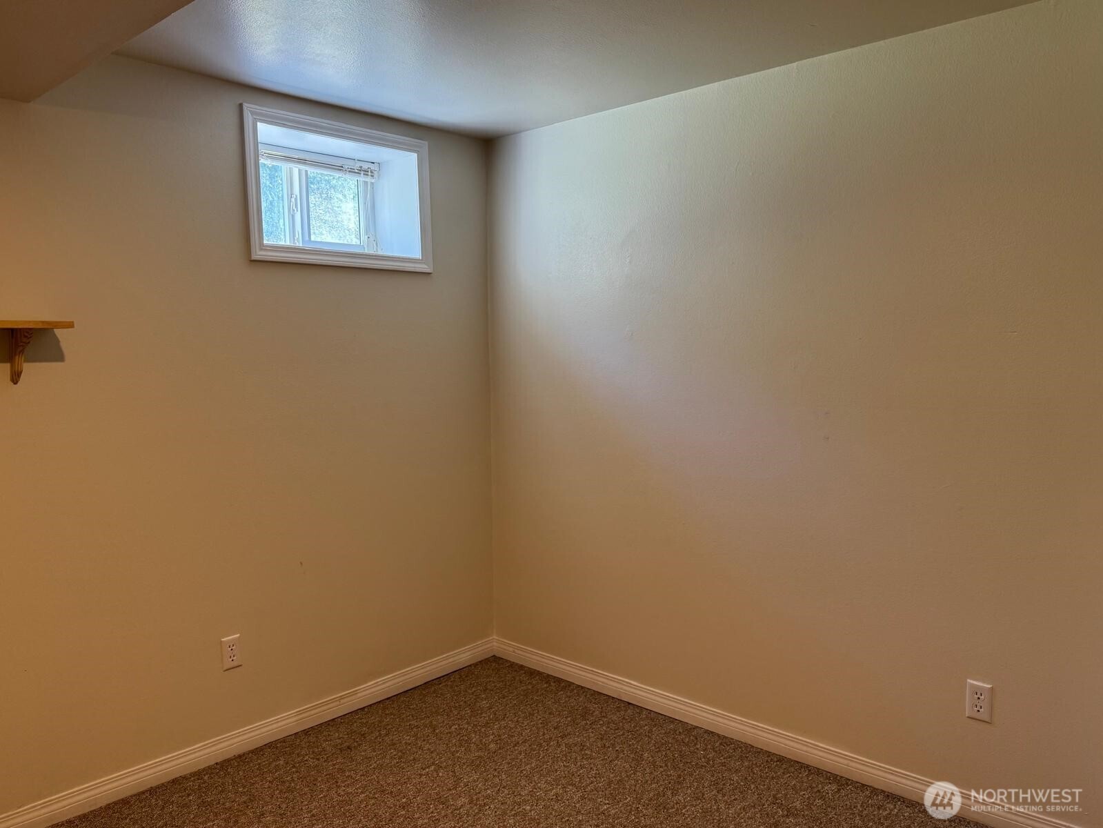151 West Clark Road Shelton, WA 98584 - Photo 25 of 34 an empty room with a window