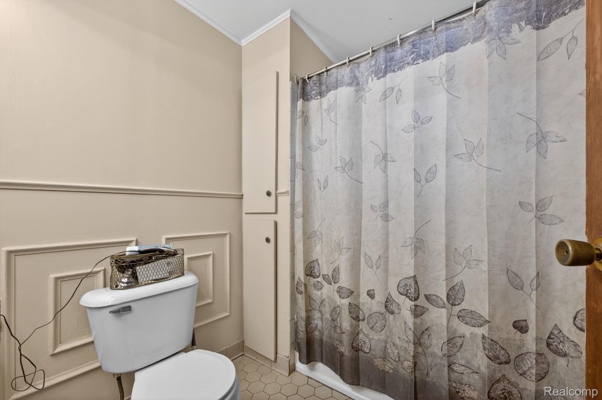 304 West Ridge Street Owosso, MI 48867 - Photo 21 of 45 Bathroom featuring a shower with curtain and ornamental molding