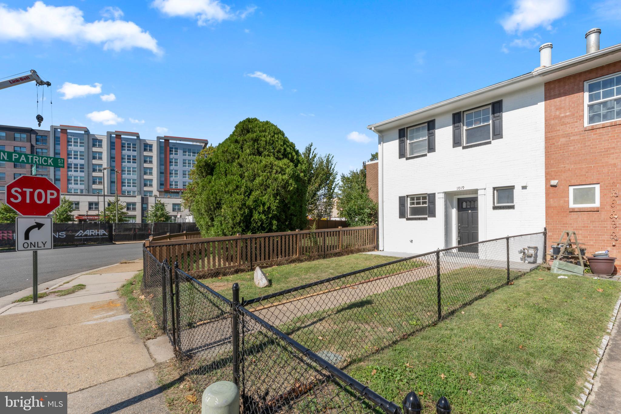 1019 First Street Alexandria, VA 22314 - Photo 4 of 37 Side of Home View