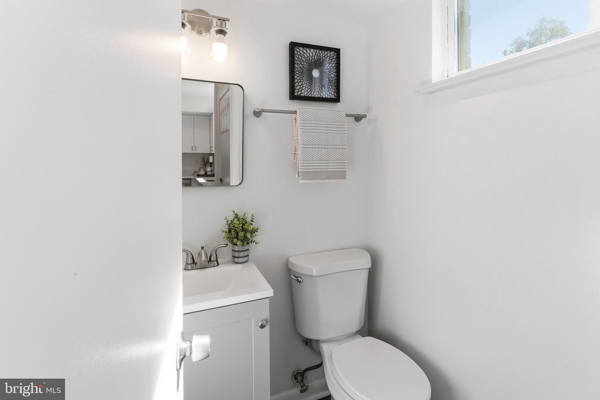 1019 First Street Alexandria, VA 22314 - Photo 8 of 37 Main Level Powder Room