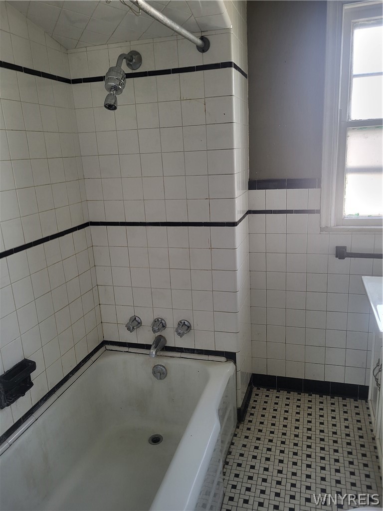 298 Normal Avenue Buffalo, NY 14213 - Photo 21 of 44 upper bath