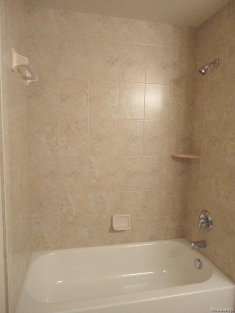 1061 Riverside Street Milford, MI 48381 - Photo 22 of 24 Upper bath tub