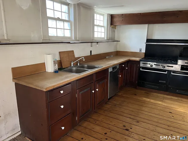 $575,000 | 290 Newtown Turnpike, Weston, CT 06883