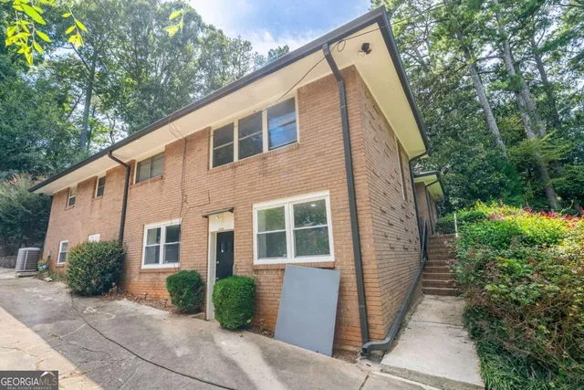 a view of a house with backyard