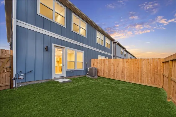 a view of an house with backyard and garden
