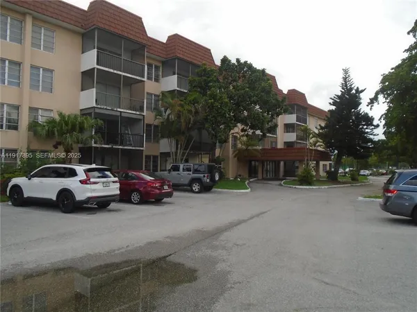$2,000 | 4176 Inverrary Drive, Unit 110, Lauderhill, FL 33319