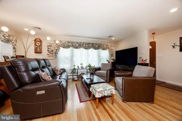 $440,000 | 604 North Line Street, Lansdale, PA 19446