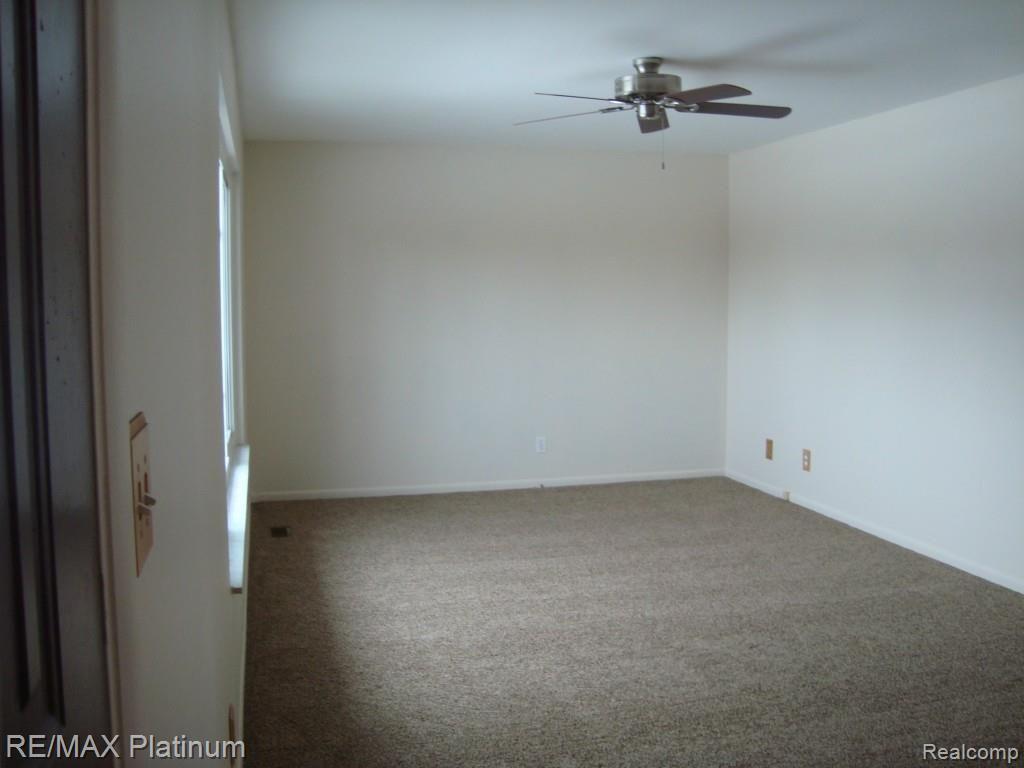 1526 South Hickory Ridge Road Milford, MI 48380 - Photo 14 of 14 Living Room.jpg