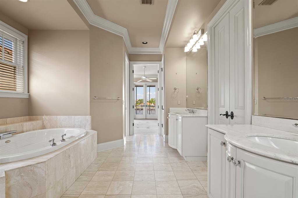 1029 Royal Pass Road Tampa, FL 33602 - Photo 36 of 68 a bathroom with a bathtub sink and mirror