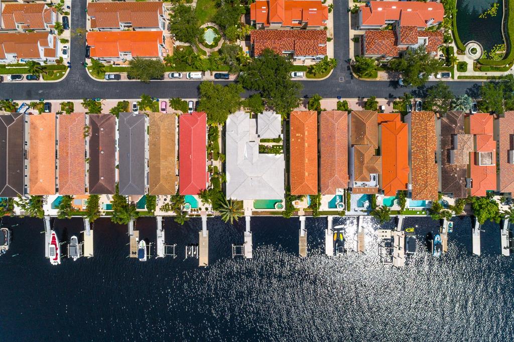 1029 Royal Pass Road Tampa, FL 33602 - Photo 5 of 68 a couple of table and chairs in front of building