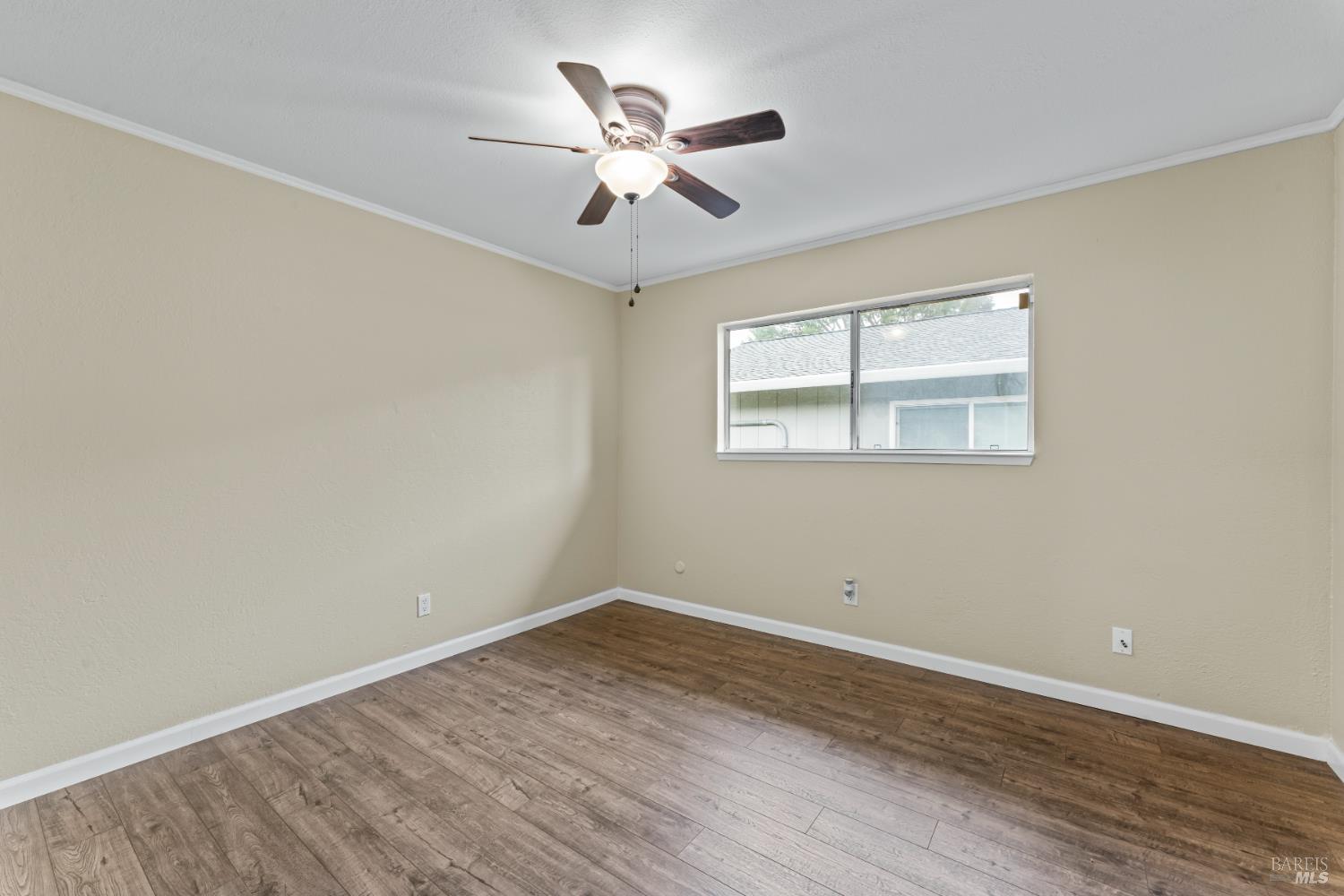 210 Trinity Court Rio Vista, CA 94571 - Photo 20 of 38 an empty room with wooden floor and windows