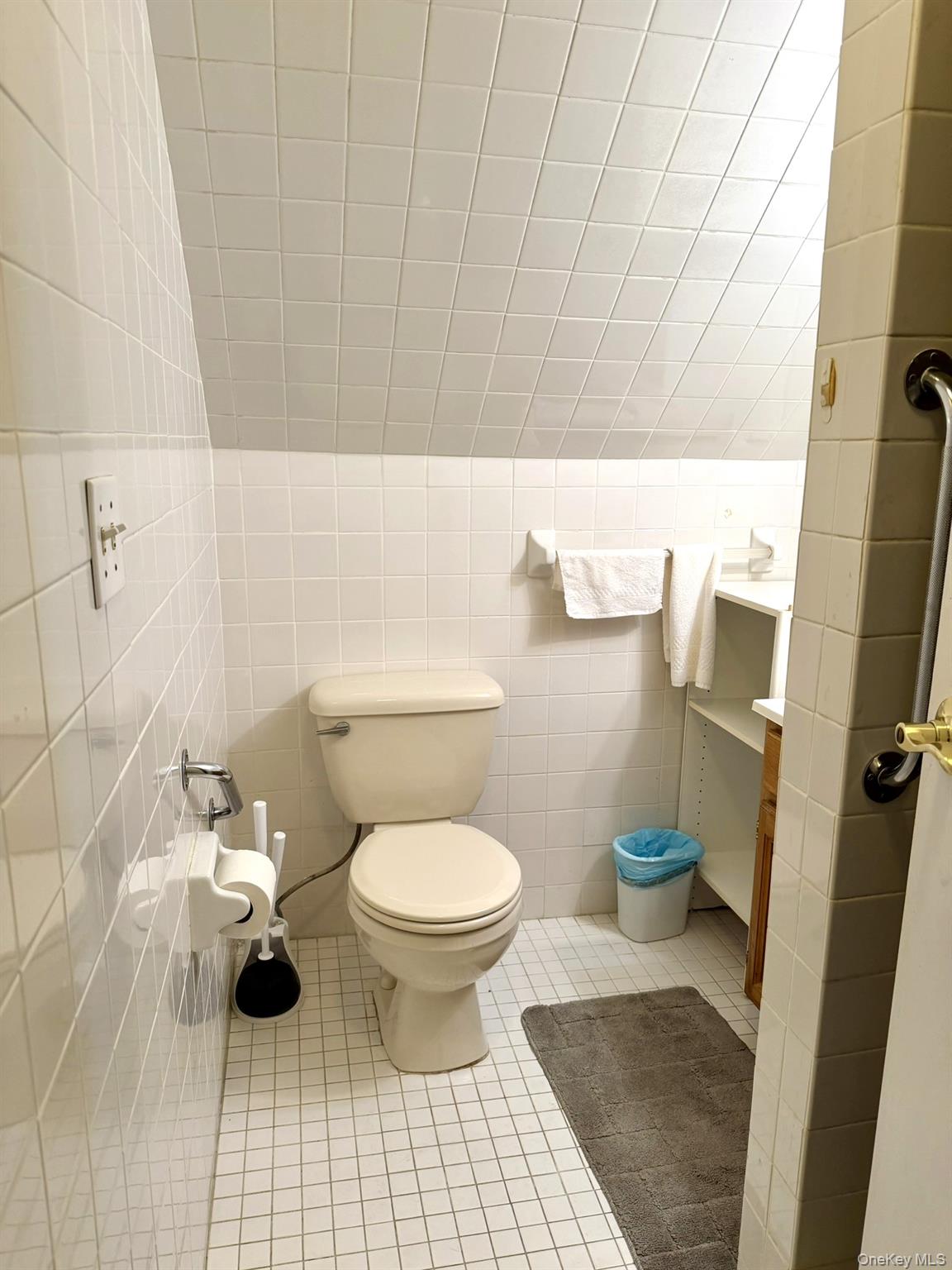 586 Stratford Road Baldwin, NY 11510 - Photo 18 of 24 Full Bathroom 2nd Floor