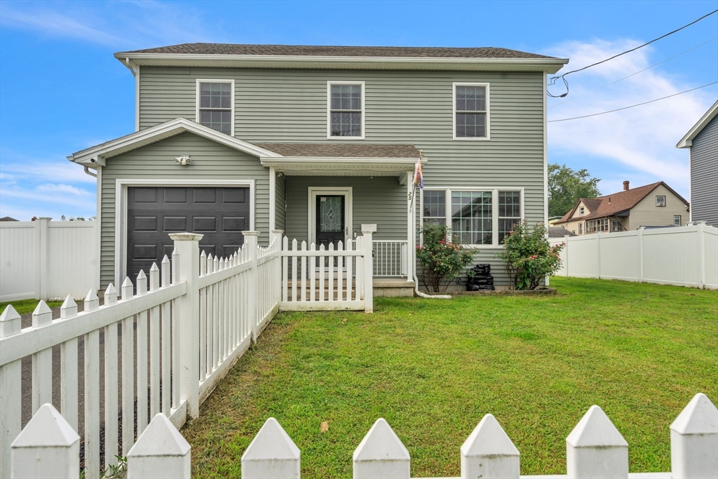 a view of a house with backyard and garden