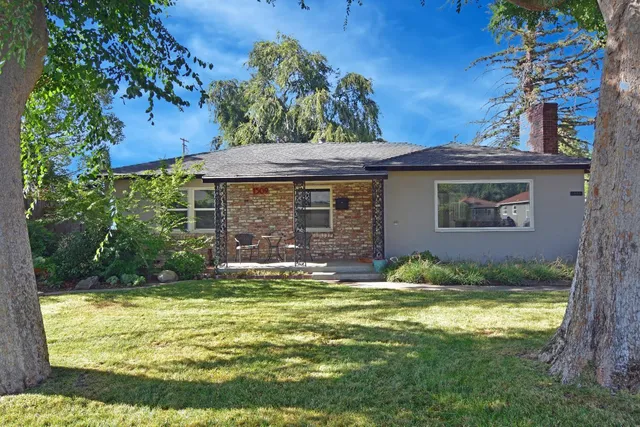 a view of a house with a yard
